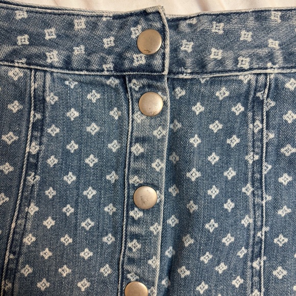 Kendall & Kylie | Geometric Print Button-Front Denim Mini Skirt | 25 - Picture 4 of 6